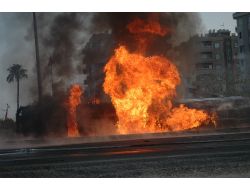 Devrilen Tanker Alev Topuna Döndü: 3 Yaralı