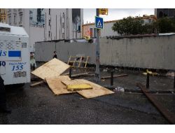 Rüzgarda Kopan Tahta Parçaları Polisi Yaraladı