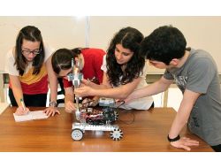 Mucit Gençler En Yetenekli Robot İçin Kampa Girdi