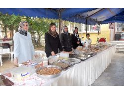 Ev Hanımları İhtiyaç Sahibi Öğrenciler Yararına Kermes Açtı