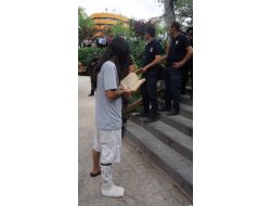 Eylemciler Polise Tepki İçin Parkta Kitap Okudu