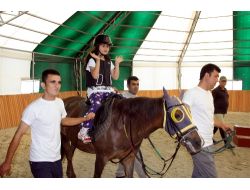 At Binerek Hayata Tutunan Otistik Çocukların Sertifika Sevinci