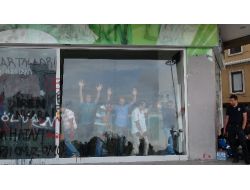 Eylemcilerin Slogan Panosuna Çevirdiği Bankanın Camları Değiştirildi