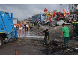 TAKSİM GÜNE SAKİN BAŞLADI