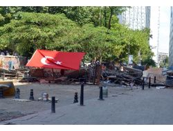 Mete Caddesi'ndeki Barikat Kaldırılmayı Bekliyor