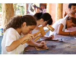 Turistler, Hem Tatil Yapıyor Hem De Meslek Öğreniyor