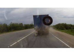 Rusya’da Kamyonun Tekerinin Fırlaması Kamerada