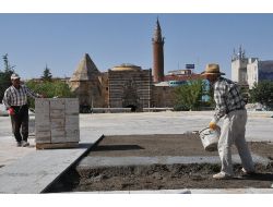Cacabey Meydanı Yapım Çalışmaları Devam Ediyor
