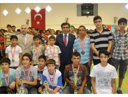 Vali Güzeloğlu Başarılı Sporcuları Ve Takımları Ödüllendirdi