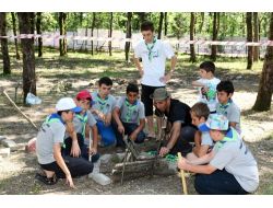 Öğrenciler Kampta Ateş Yakmayı, Yön Bulmayı Ve Balık Tutmayı Öğrenecek