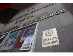 Milli Eğitim Müdürlüğü Girişine Sendika Tabelası Astılar