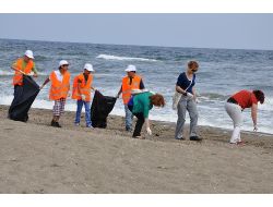 Öğrencilerden Sahil Temizliği