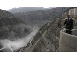 Cumhurbaşkanı Gül, Deriner Barajı’nda İncelemelerde Bulundu