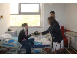 Vali Eşinden Hasta Ziyareti