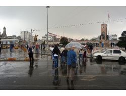 Taksim’de Hayat Normale Dönerken Yağmur Etkili Oluyor
