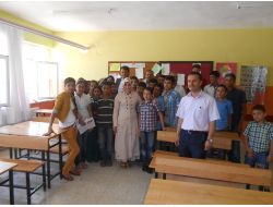 Bombaların Düştüğü Akçakale'de Karne Sevinci