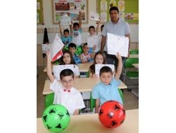 Öğrenciler Karneden Çok Hediye Edilen Toplara Sevindi