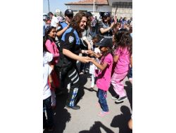 Kayserili Çocuklar Karnelerini Polislerin Elinden Aldı