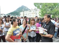 Kozan'da Yaz Tatiline Giren Öğrencilere Karne Hediyesi Olarak Kitap Dağıtıldı