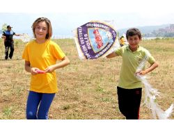 Polisten Çocuklara Uçurtmalı Karne Hediyesi