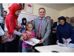 Suriyeli Öğrencilere İki Ülke Bayrağının Yeraldığı Karne Verildi