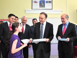 Vali Altıparmak, Öğrencilerin Karne Sevincine Ortak Oldu