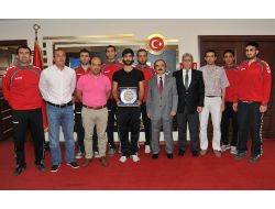 Süper Lig’e Yükselen Hentbolcular Vali Coş’u Ziyaret Etti