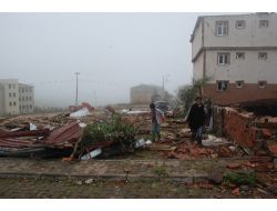 Kocaeli'nde Hortum 15 Evin Çatısını Uçurdu