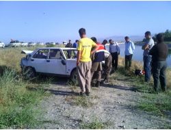 Sürücü Arabanın Camından Kanala Uçtu