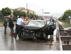 Otomobil Bariyerlere Çarptı: Aynı Aileden 3'ü Ağır 5 Yaralı