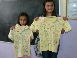 Okul Değiştiren Öğrenciler, Hatıra İçin Üniformalarını İmzalattı