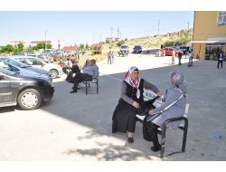 Öğrenciler Sınavda, Veliler Dışarıda Ter Döktü