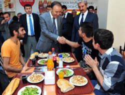 Vali Altıparmak, Üniversite Öğrencileriyle Yemek Yedi