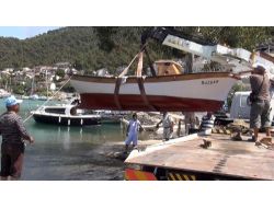 Balkonda Yaptığı Tekneyi Vinçle Denize İndirdi