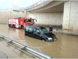 Araçlarında Mahsur Kalanları İtfaiye Kurtardı