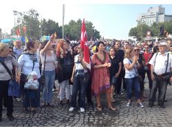 'Gezi Anneleri' İnsan Zinciri Oluşturdu