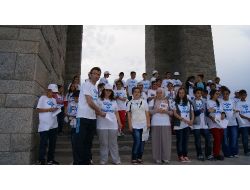 Sivas’tan Geziye Gelip Karnelerini Şehitlerin Huzurunda Aldılar