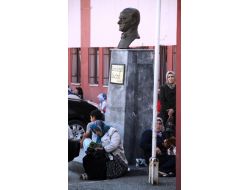 Lys Sınavı İçin Öğrenciler İçerde Aileleri Dışarda Ter Döküyor