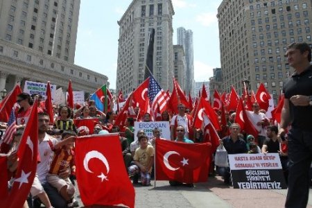New York’ta “Tayyip’i Yedirmeyiz” Gösterisi