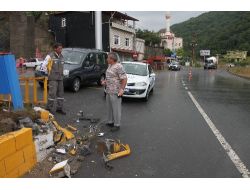 Kamyonet Akaryakıt İstasyonu Koruma Duvarına Çarptı: 3 Yaralı