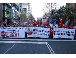 Avustralya'daki Türkler, Eyalet Meclisinin Sözde Soykırım Kararını Protesto Etti