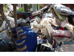 Yaşlı Kadının Evinden 3 Kamyon Dolusu Çöp Çıktı