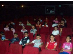 Polis Çocuklarla Birlikte Çizgi Film İzledi