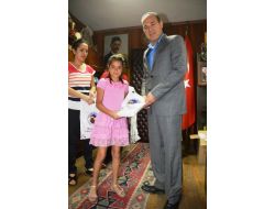 Başkan Sözlü, Başarılı Öğrencilere Kitap Seti Hediye Etti