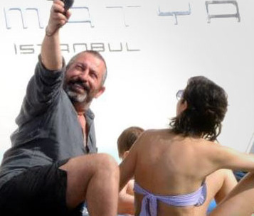 Cem Yılmaz ailesiyle tatile çıktı..