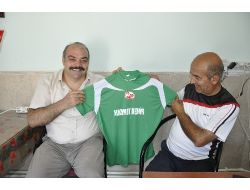 Şampiyon Demir Engelli Sporculara Forma Hediye Etti