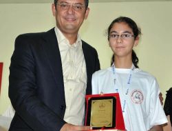 Milletvekili Özel, Tasarımda Dünya Dördüncüsü Olan Kızının Ödülünü Verdi