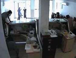Silahlı Soyguncular Güvenlik Kamerasına Yakalandı
