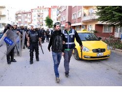 Kaldırım Taşlarını Sökerek Barikat Kuran Gruba Polis Müdahalesi: 13 Gözaltı