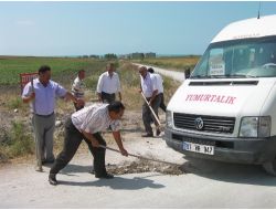 Kooperatif Sürücüleri Küreklerle Bozuk Yolları Düzeltmeye Çalışıyor